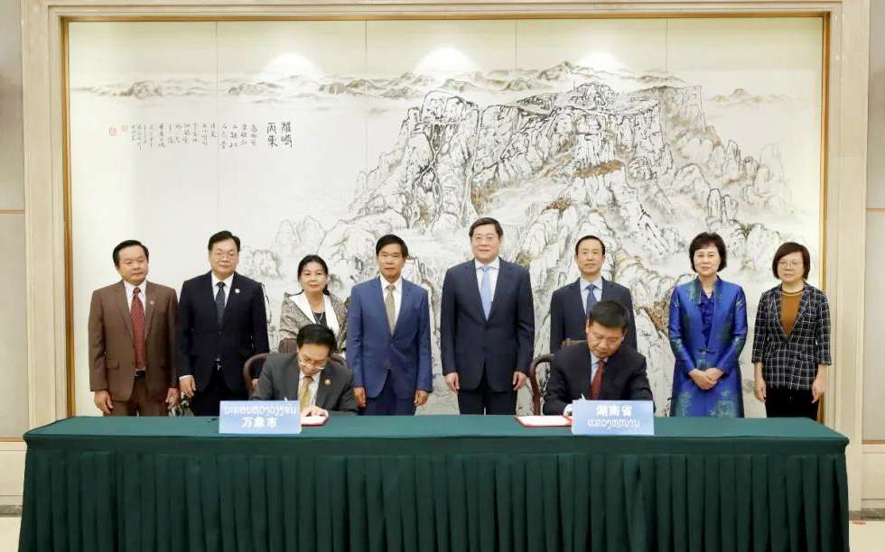 BSport体育官网环境向老挝万象捐赠7台环卫装备，助力“一带一路”建设