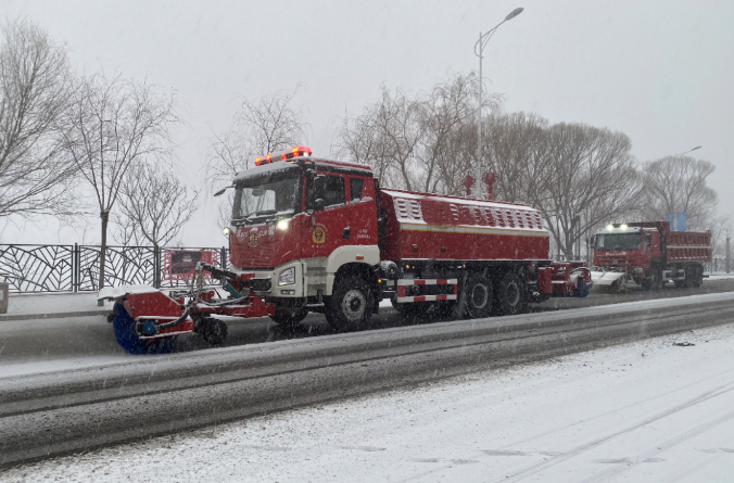 BSport体育官网环境除冰雪装备全力投入破冰作业，助力北京道路交通安全