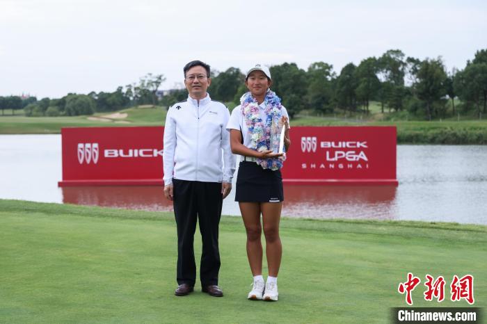 殷若宁在上海举行的别克LPGA锦标赛夺冠，263杆