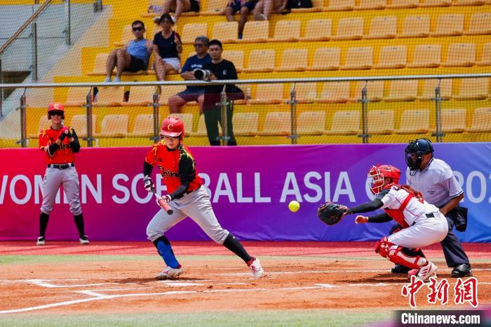 中国女子垒球队四战全胜领跑亚洲杯 高温考验下