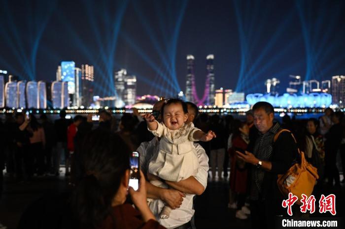 心相约梦闪耀：亚残运会展现残疾人运动员自强