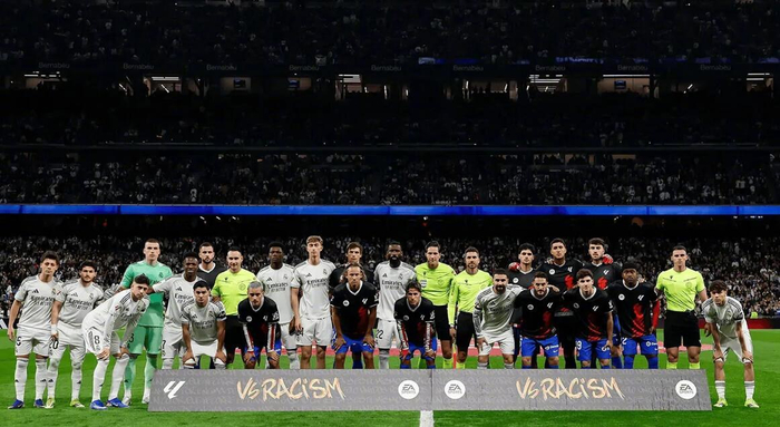 西甲德比赛前皇马马竞球员与裁判组共举反种族