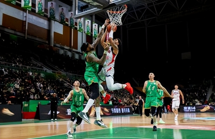 辽宁男篮大胜广州，赵继伟23分引领团队胜利，乌